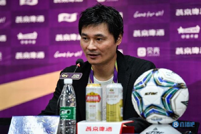 而在今年十月，拜仁名誉主席、监事会成员赫内斯公开发表了批评卡恩的言论，称拜仁任命他是一个巨大的错误，并指责卡恩工作不够努力。